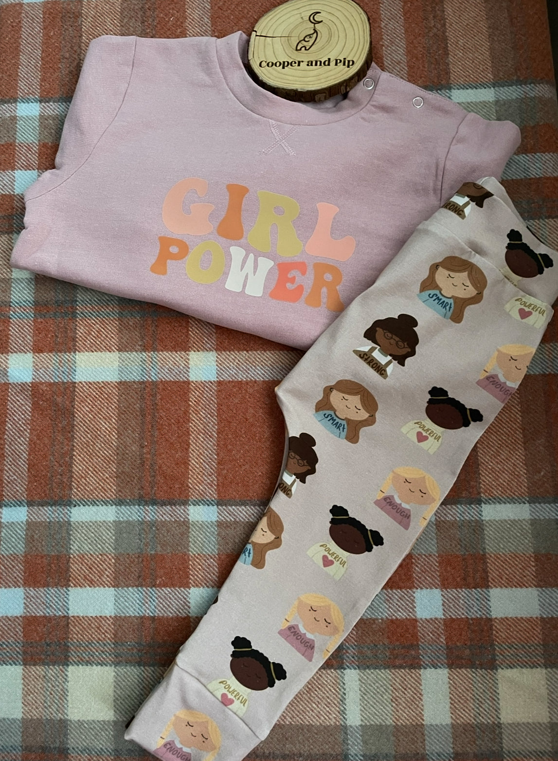 Plain sweater with transfer